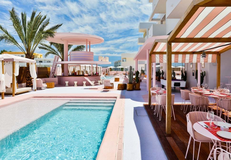 Trip naar Ibiza: verblijf in luxe pink art-deco hotel - Afbeelding 2