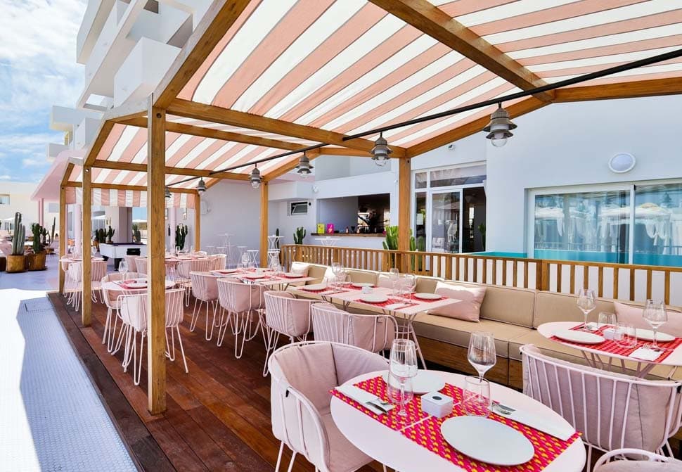 Trip naar Ibiza: verblijf in luxe pink art-deco hotel - Afbeelding 3