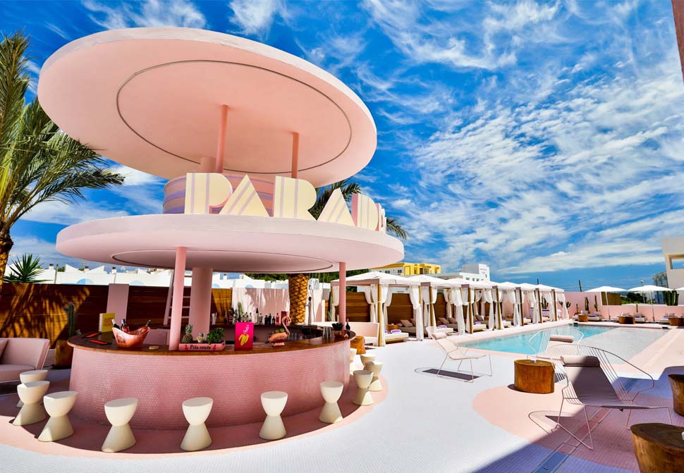Trip naar Ibiza: verblijf in luxe pink art-deco hotel